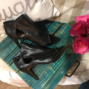 Vince Camuto Blk Peep Toe Booties w/ Metal Accents